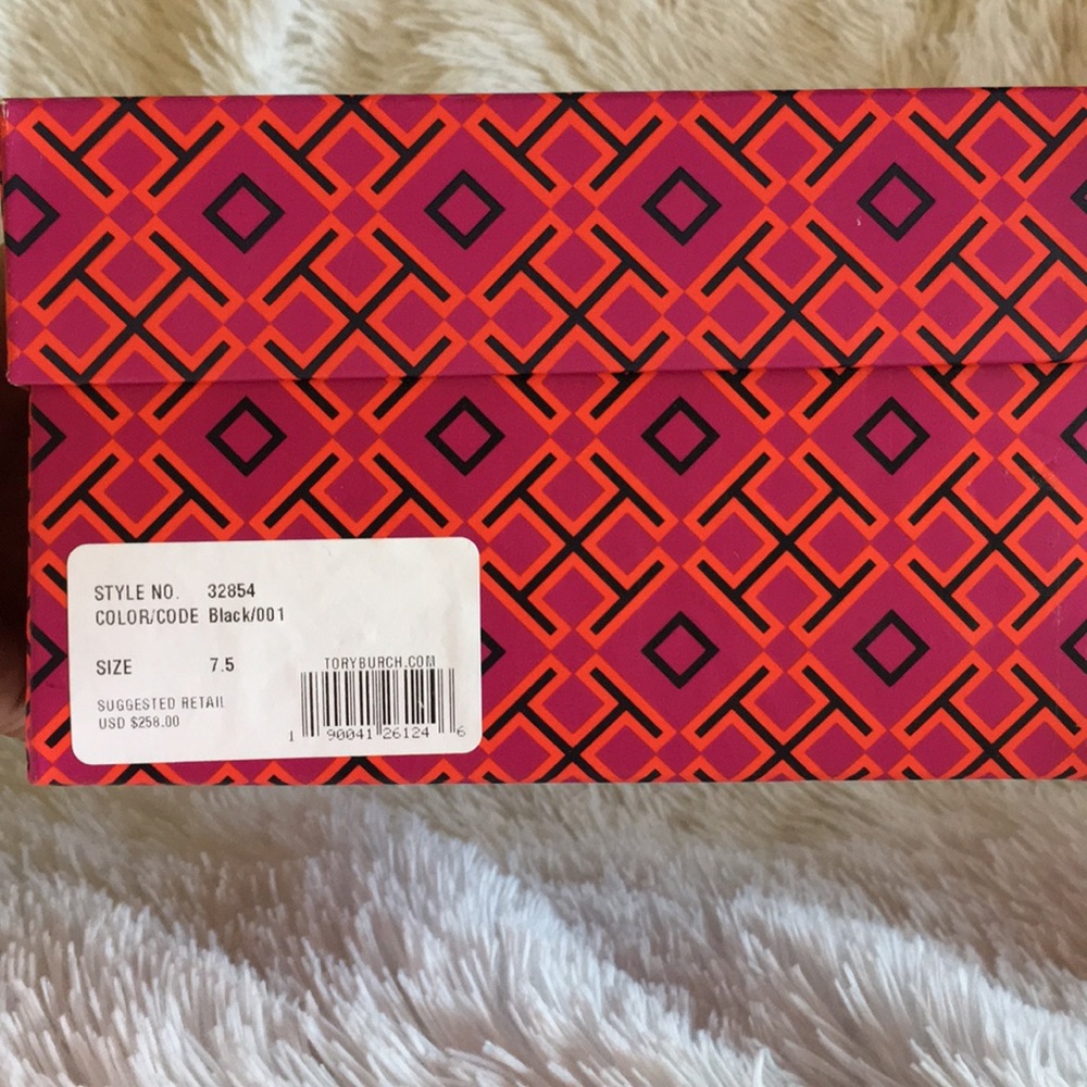 Tory Burch Chelsea Medallion Pump - Picture 5 of 5